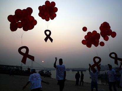 Activistas indios lanzan globos al aire con lazos rojos en Calcuta el pasado d&iacute;a mundial contra el sida.