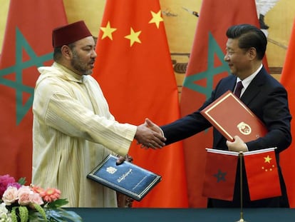 El presidente de China, Xi Jinping (derecha), saluda al rey Mohamed VI tras la firma de documentos en el Gran Palacio del Pueblo chino, en Pek&iacute;n el 11 de mayo de 2016.