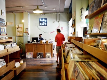 Jesús Álvarez abrió su tienda de discos hace nueve años en un minúsculo local de la plaza de Guardia de Corps, situada frente a la puerta principal del Cuartel del Conde Duque. Cuando la necesidad de más espacio fue imperiosa, se mudó 20 metros al Este. “Me gusta este barrio tal y como es. Supongo que a otros comerciantes les encantaría que se convirtiese en un lugar más masificado como La Latina, pero entonces perdería lo que lo hace un lugar especial”, argumenta. Tampoco es que Álvarez quiera vivir como un ermitaño entre sus vinilos: programa actuaciones en directo y, a partir de octubre, pondrá en marcha una radio. <p>www.radiocitydiscos.com