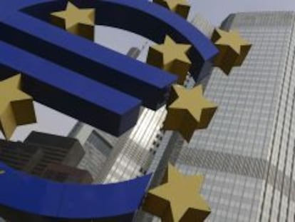  Vista del logotipo del euro frente a la sede del Banco Central Europeo (BCE) en Fr&aacute;ncfort. 