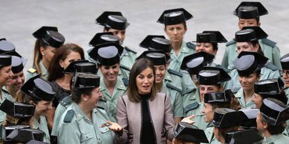 La reina Letizia conversa con guardias civiles durante el acto.