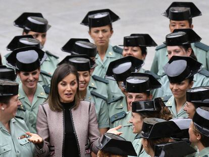 La reina Letizia conversa con guardias civiles durante el acto.