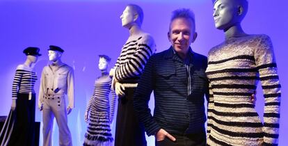 Las rayas marineras son uno de los símbolos de Gaultier. El comisario de la muestra Thierry-Maxime Loriot explica que al preguntarle por qué las ha utilizado tanto, se encogió de hombros: "Son algo clásico... ¡Las utilizaba Coco Chanel, Popeye o Picasso!".