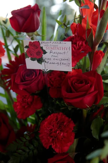 Flores de la familia del cantante Otis Redding, en la iglesia antes del funeral.