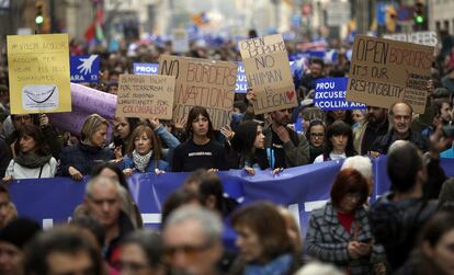 Unas 160.000 personas participan esta tarde en Barcelona en la manifestación organizada con el lema "Volem acollir" (Queremos acoger) para exigir a las autoridades un mayor compromiso en la acogida de refugiados que llegan a Europa huyendo de los conflictos en sus países, según fuentes del ayuntamiento.Una "marea azul" ha recorrido el centro de Barcelona desde las 16 horas, cuando decenas de miles de personas se han concentrado y han desbordado los límites de la plaza Urquinaona de la capital catalana, punto de inicio de la marcha.