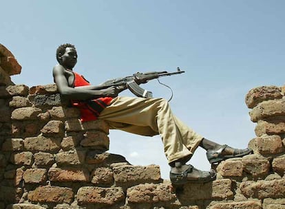 Un miliciano del Ejército de Liberación Sudanés vigila un puesto en la aldea de Ashma, en el sur de Darfur, en 2019.