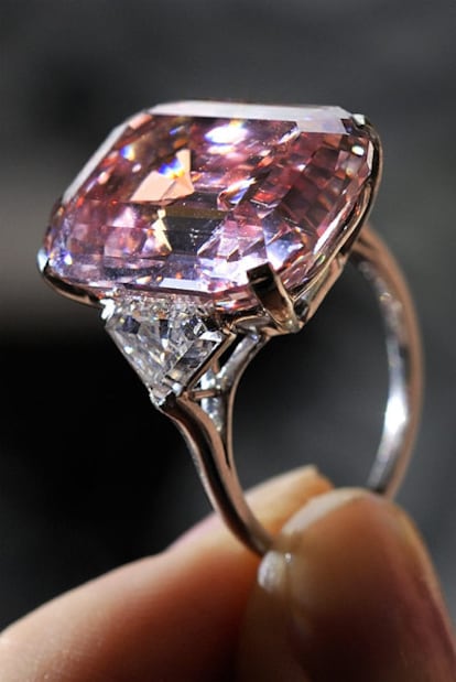 Este diamante rosa se ha vendido por más de 33 millones de euros en Sotheby's. El comprador, el magnate de la joyería Laurence Graff, lo ha descrito como "el diamante más fabuloso" que ha visto en toda su carrera.
