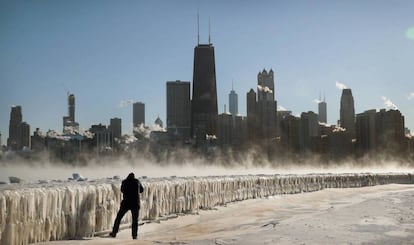 Un hombre hace una foto en la orilla del lago Míchigan en Chicago, el 30 de enero de 2019.