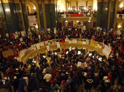 Protesta de los funcionarios en el Capitolio de Wisconsin el 21 de febrero
