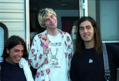 "Las canciones de Nirvana son como bonitas caras B de los Pixies. El mismo Cobain odiaba 'Nevermind' por sobreproduccido e 'In utero' por complaciente con la discográfica", Xavi Sancho, crítico musical. En la imagen, Dave Grohl,Kurt Cobain y Kirst Novoselic en una sesión de fotos en 1992.