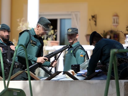 Agentes de la Guardia Civil con un arma incautada tras el tiroteo, este martes.