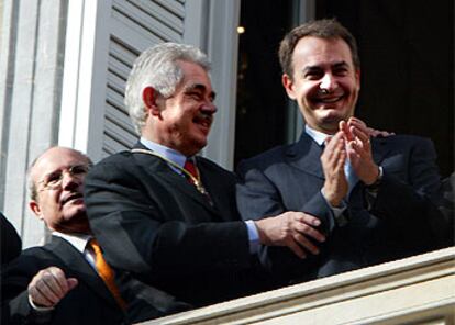 José Montilla,  Pasqual Maragall y José Luis Rodríguez Zapatero, en el balcón del Palau de la Generalitat, el 20 de diciembre de 2003, tras la toma de posesión de la presidencia catalana por el líder del PSC.