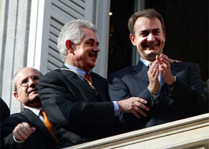 José Montilla, Pasqual Maragall y José Luis Rodríguez Zapatero, en el balcón del Palau de la Generalitat, el 20 de diciembre de 2003, tras la toma de posesión de la presidencia catalana por el líder del PSC.