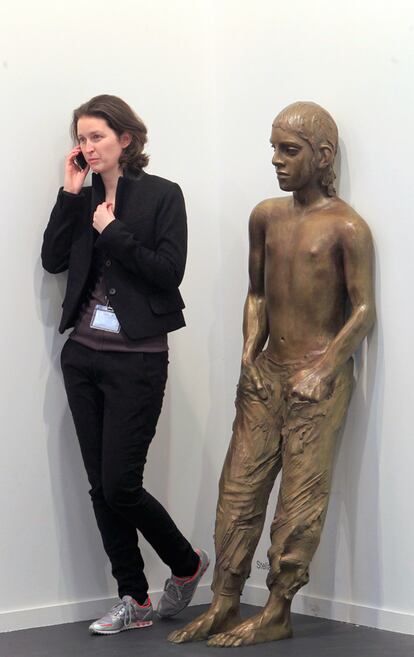 Una mujer habla por su teléfono móvil en la galería Eigen + Art Leipzig / Berlín.
