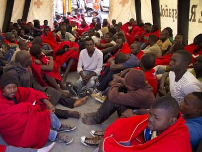 A group of immigrants is treated by the Red Cross in Tarifa (Cádiz) after being rescued.