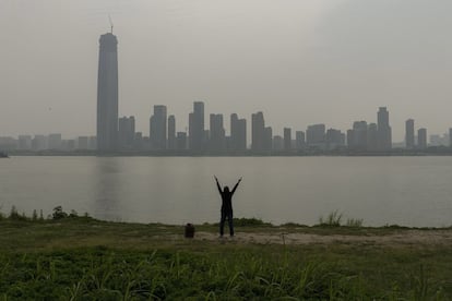 Una mujer practica taichí a orillas del río Yangtsé, en Wuhan, el 5 de abril, después de que las normas de confinamiento se fueran levantando poco a poco.