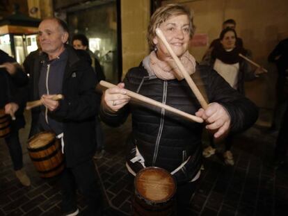 Lurdes Irazusta, una de las primeras mujeres en salir en la tamborrada, junto a Xabier Otegui, tambor mayor, en los ensayos de la compañÍA Kresala en San Sebastián