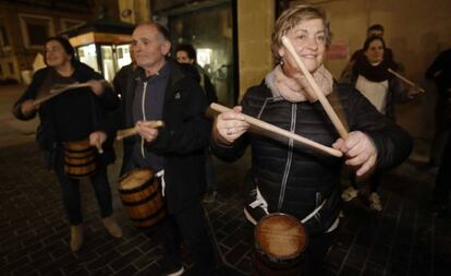 Lurdes Irazusta, una de las primeras mujeres en salir en la tamborrada, junto a Xabier Otegui, tambor mayor, en los ensayos de la compañÍA Kresala en San Sebastián