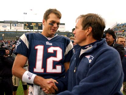 Tom Brady celebra un triunfo contra los Colts con Bill Belichick