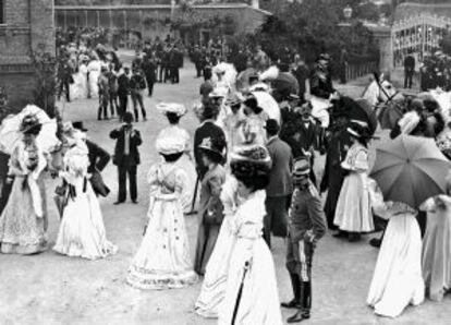 Público paseando entre carreras en 1902.