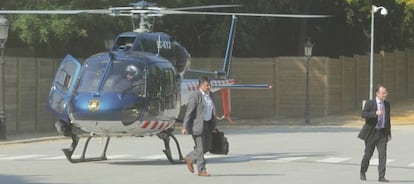 Joan Puigcerc&oacute;s, a su llegada al Parlament de Catalu&ntilde;a en helic&oacute;ptero en junio de 2011, debido a que el parque de la Ciutadella ten&iacute;a las puertas bloqueadas por los indignados.