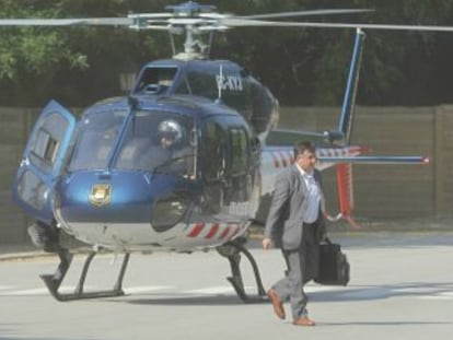 Joan Puigcerc&oacute;s, a su llegada al Parlament de Catalu&ntilde;a en helic&oacute;ptero en junio de 2011, debido a que el parque de la Ciutadella ten&iacute;a las puertas bloqueadas por los indignados.