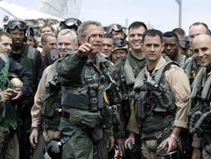 El presidente, vestido de piloto de combate, charla con miembros de la tripulación del portaaviones <i>Abraham Lincoln,</i> donde anunció la victoria contra Irak.