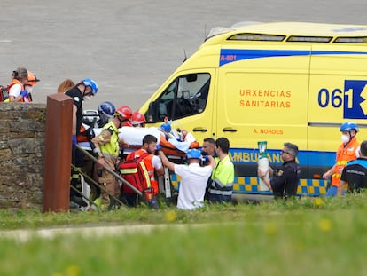 Los sanitarios trasladan a uno de los heridos al hospital tras derrumbarse el escenario principal del festival O Son do Camiño, en Monte do Gozo, a 10 de junio de 2022, en Monte do Gozo, Santiago de Compostela, A Coruña, Galicia, (España). La estructura metálica de uno de los laterales del escenario afectado ha colapsado atrapando a varios trabajadores en ella. El suceso se ha producido mientras realizaban los trabajos de montaje e infraestructuras de este festival que comienza el 16 de junio. Al menos cuatro personas han resultado heridas y una de ellas ha sido trasladada al hospital con pronóstico grave.
DERRUMBE DURANTE EL MONTJE DEL ESCENARIO DEL FESTIVAL DE MÚSICA
Álvaro Ballesteros / Europa Press
10/06/2022