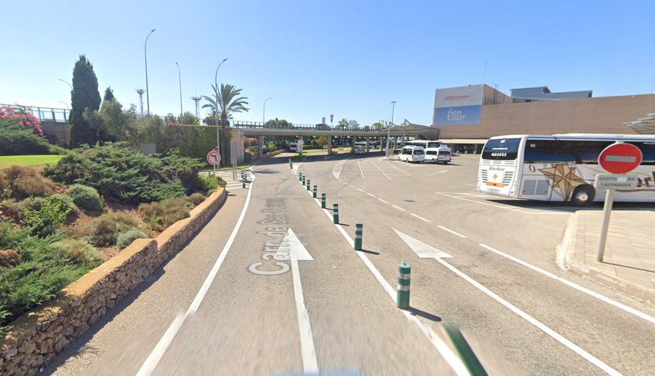 Tumbados en la carretera, una práctica mortal en los accesos al aeropuerto de Menorca
