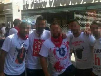 Los cinco acusados de agredir el pasado julio a una joven en Pamplona.