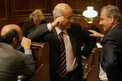 De izquierda a derecha, Alfredo Pérez Rubalcaba, Josep Antoni Duran Lleida y Alfonso Guerra, en el Congreso.