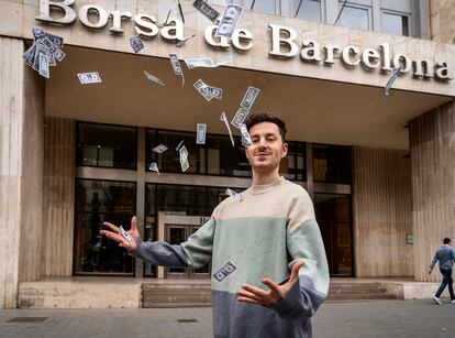 David Riudor juega con billetes falsos frente a la Bolsa de Barcelona.