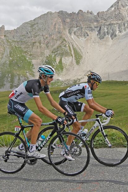 Los ciclistas Alberto Contador y Andy Schleck durante la subida al <i>Alpe d?Huez</i>