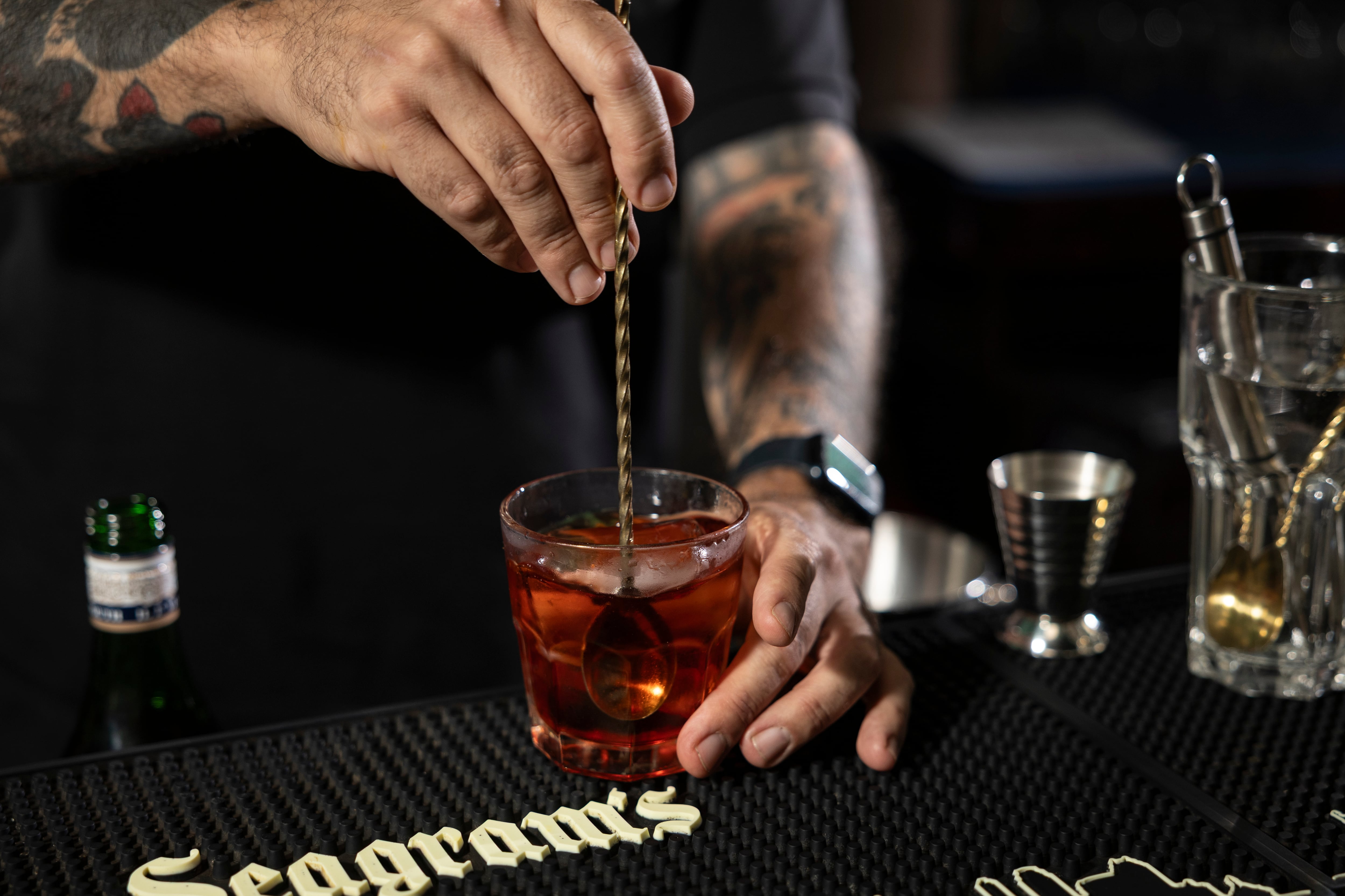 Jota ultima la preparación de un Negroni.