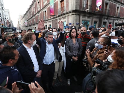 Alcaldes electos de oposición se manifiestan este martes en el Congreso de Ciudad de México.