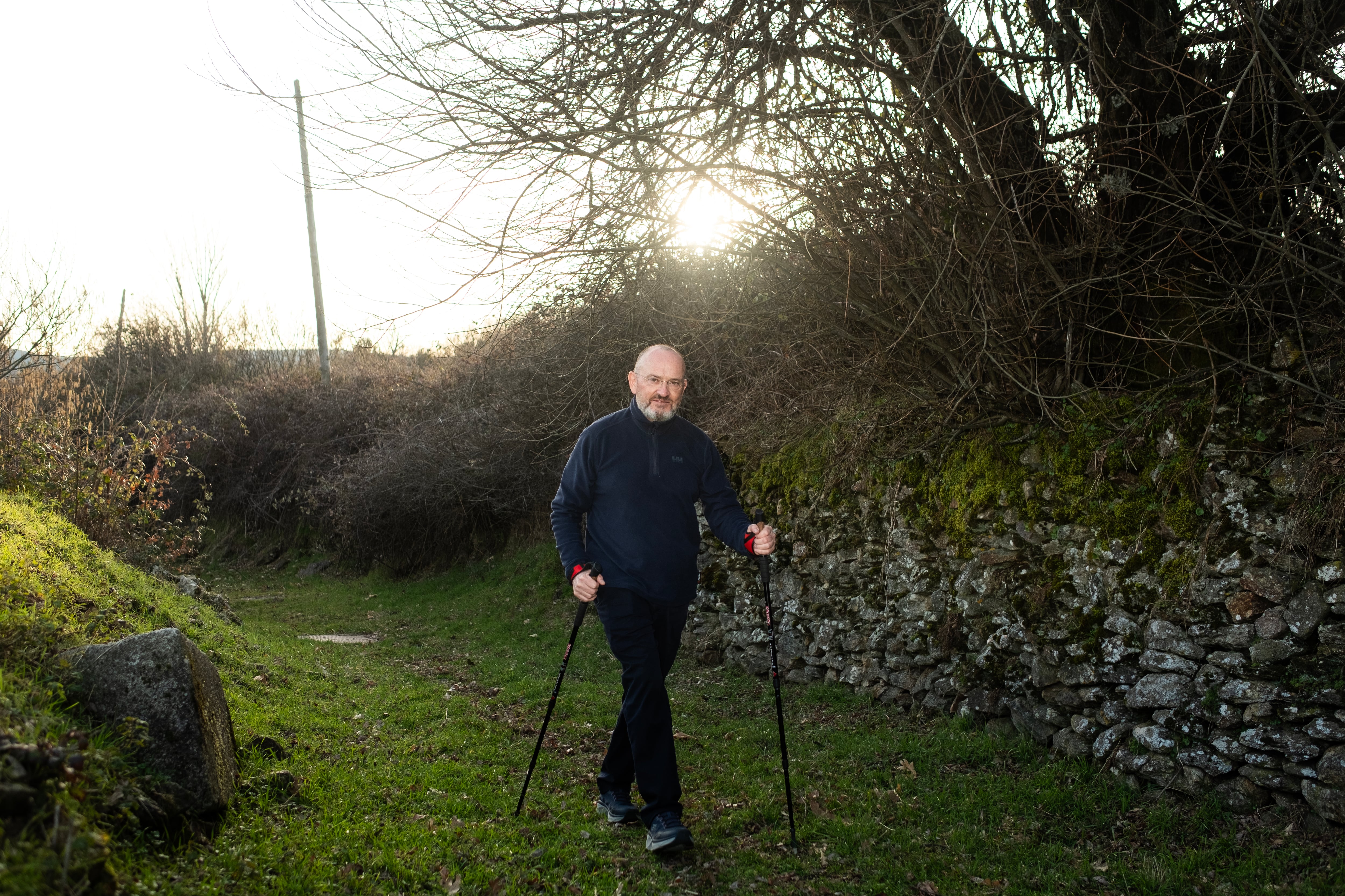 
El nuevo párroco de Robregordo, Antonio Alba, caminando en los alrededores del pueblo. 
