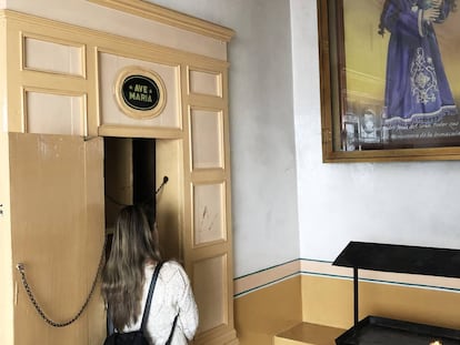 Una joven comprando dulces en Monasterio de las Conceptas.