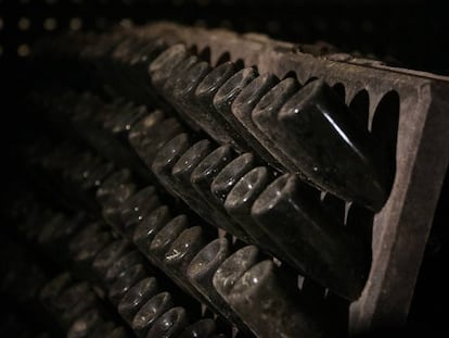 Ampolles de cava en un celler de Sant Sadurní.