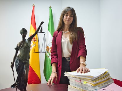 La jueza Alba Serrano, del Juzgado de Instrucción Número 3 de La Línea de la Concepción, en su despacho este lunes.