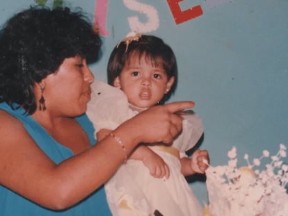 Celia Ramos con una de sus hijas, en una imagen del archivo familiar.