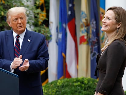 Amy Coney Barrett se dirige a los asistentes en la Casa Blanca, acompañada del presidente, Donald Trump, este sábado, 26 de septiembre.