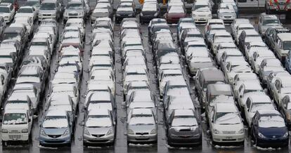 Varios vehículos listos para la exportación, cubiertos por la nieve en un Yokohama, al sur de Tokio.