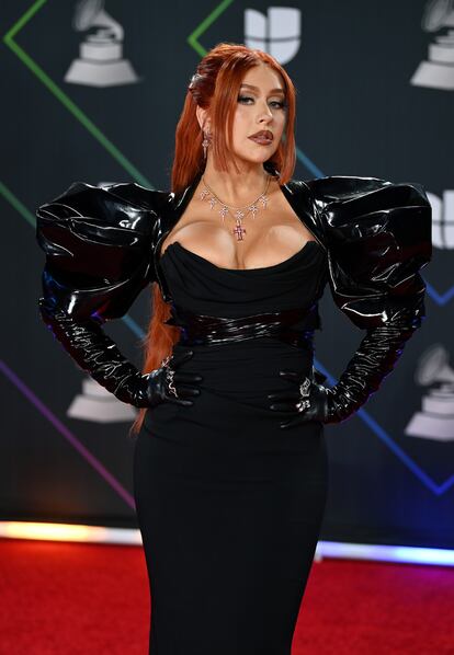 Christina Aguilera ha abandonado su clásica melena rubia y acudió con el pelo rojizo y con un vestido negro.