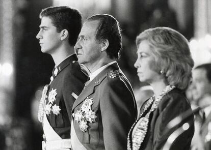 El príncipe Felipe y los Reyes durante la celebración de la Pascua Militar en el salón del Trono del Palacio Real.