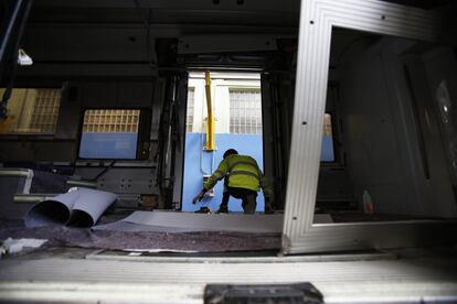 Trabajos de mantenimiento en un tren de Cercanías en Villaverde.