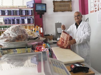 Jilali Lougzili Rida, en una de las escasas tiendas halal de Galicia, la carnicería Said de Santiago.