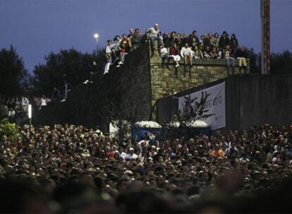 Decenas de personas siguieron el concierto desde el tejado de una caseta, en el interior del Auditorio del Monte do Gozo, en Santiago.