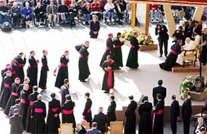 Los cardenales y los obispos hacen cola para rendir homenaje al Papa, ayer, en la plaza de San Pedro en Roma.