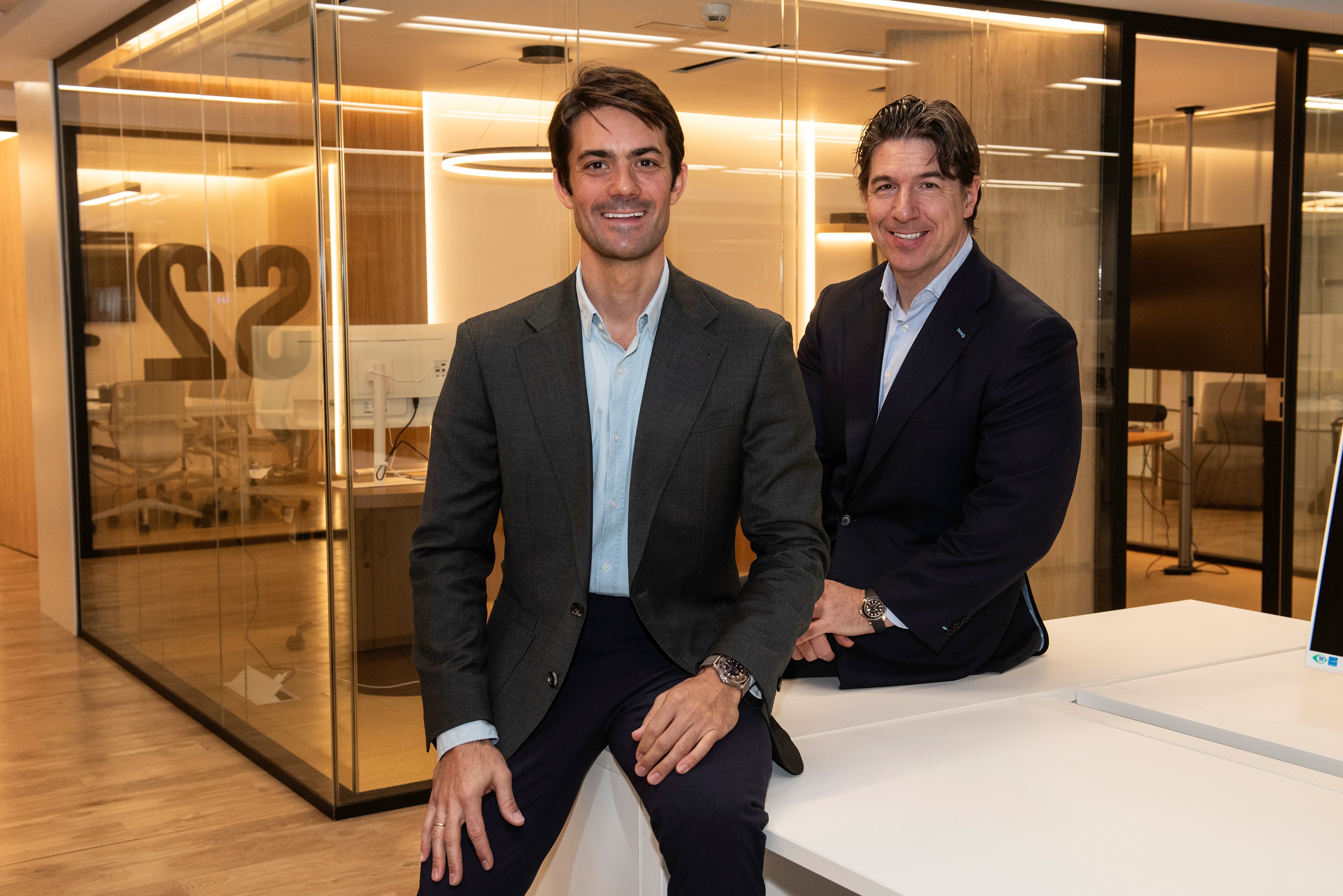 Ramiro Iglesias, CEO de Crescenta, y Eduardo Navarro, presidente de la compañía, en las oficinas centrales de la firma en Madrid. Foto cedida.