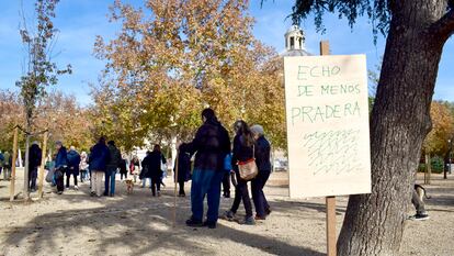 Los vecinos han puesto señalización de lo que falta en el parque tras la primera fase de las obras. 